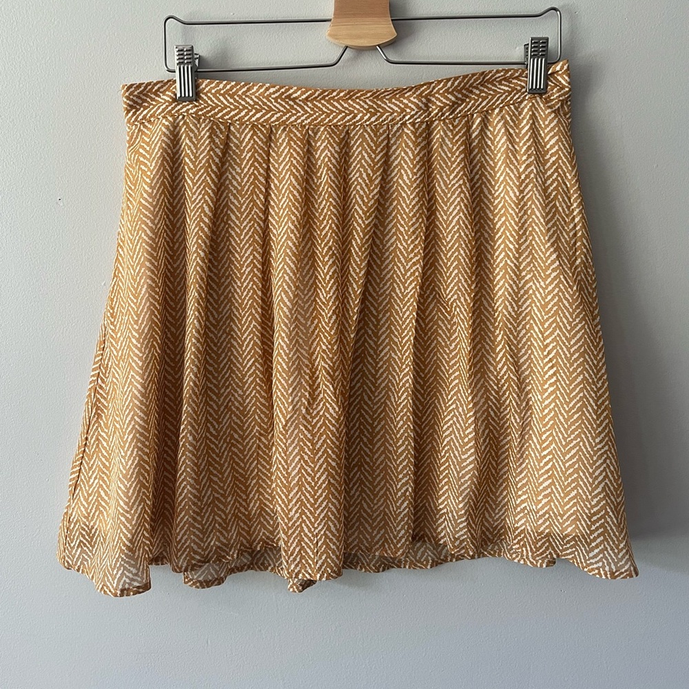 Old Navy - gold/yellow and white chevron mini skirt